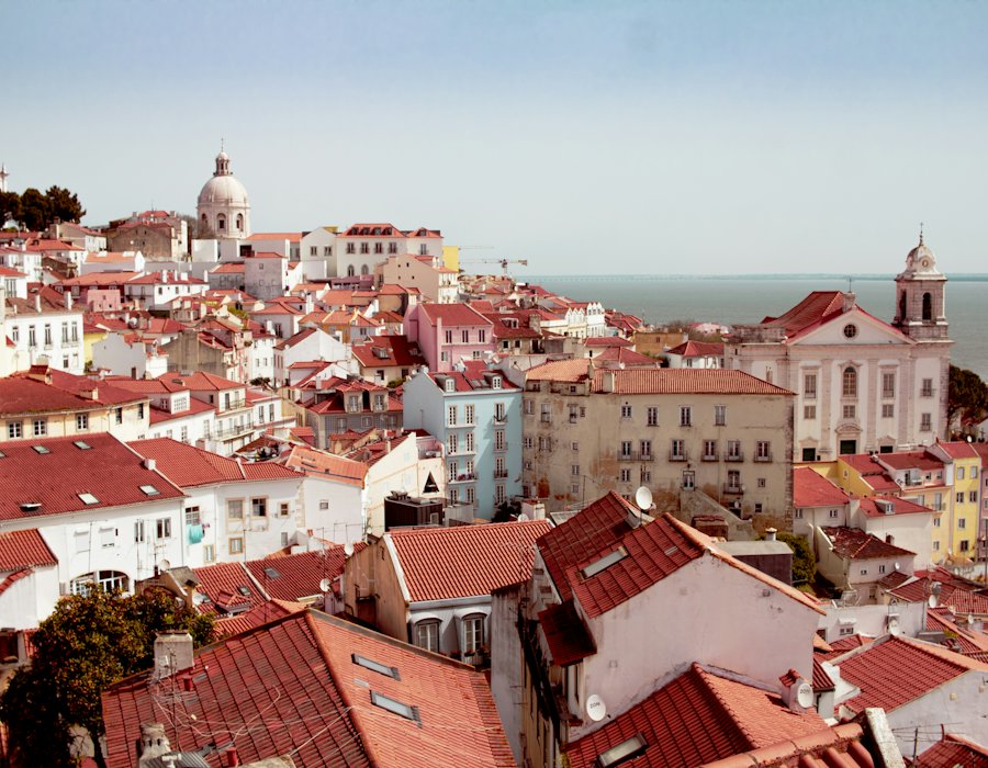 Telhados de Lisboa com o rio ao fundo